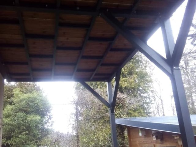 structure en alu sur pilotis d'une terrasse suspendue bois-métal