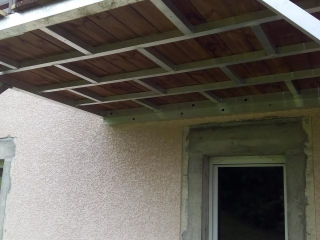 structure en alu sur pilotis d'une terrasse suspendue bois-métal vue du dessous