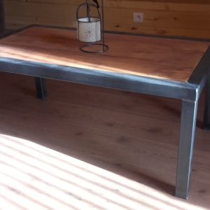 Table basse bois-métal avec pieds droits