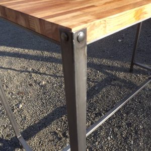 Détail d'une table mange-debout en métal et plateau en bois